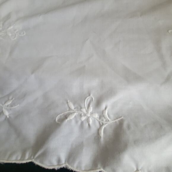Vintage White Linen Doilies, Vanity Cloth, Dressers Scarf Embroidery Set of 4 - Picture 3 of 9